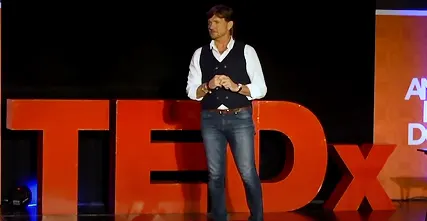 Hernán Cristante durante su charla TEDx Toluca